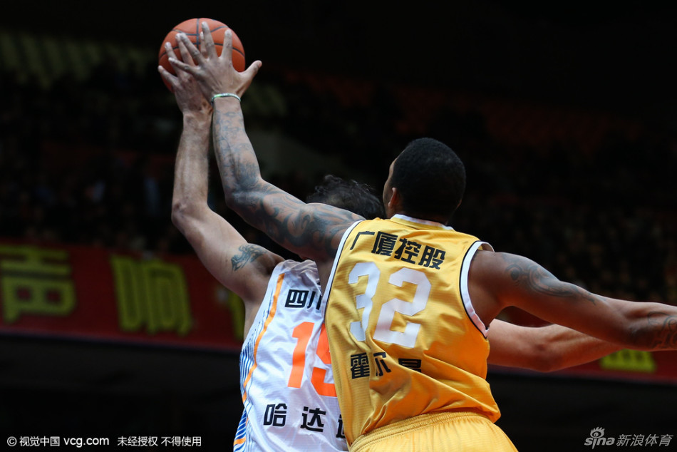 场边的广厦主帅李春江情绪激动，他一手叉腰，另一只手不停地指向场内，眉头紧锁，正在大声地向裁判表达着自己对于这次判罚的不同看法。