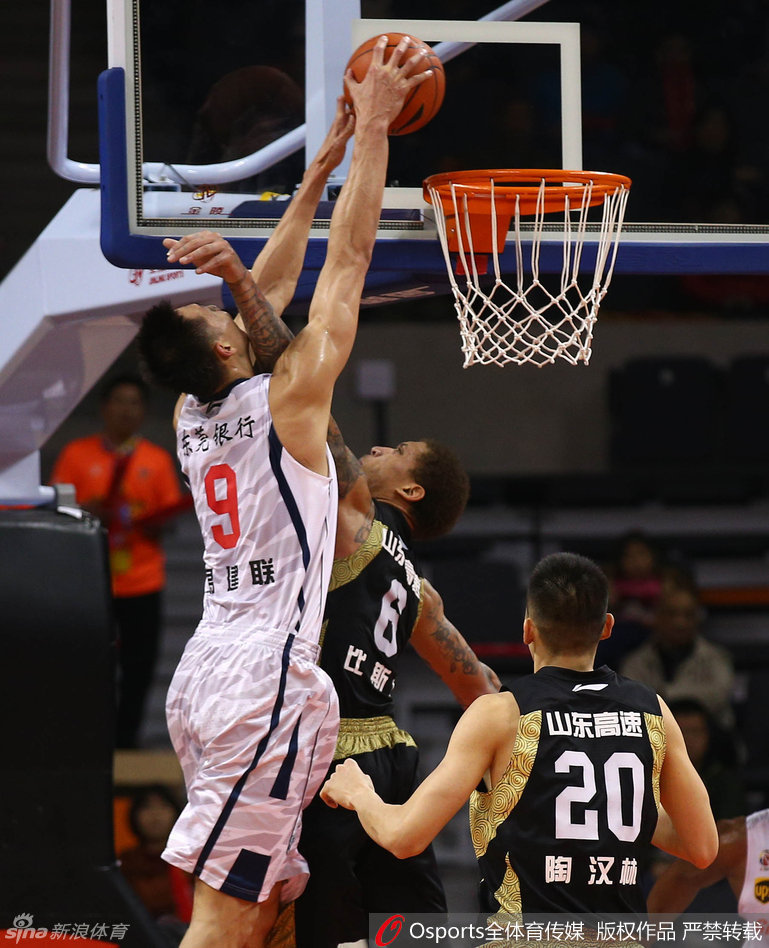 易建联如天神下凡，高高跃起单手劈扣，对手只能无奈仰望其背影。