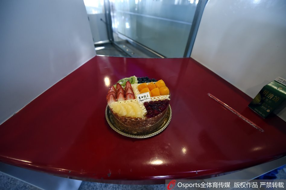 马布里最终手捧球迷赠送的鲜花，低头凑近队友递来的生日蛋糕，准备吹灭蜡烛。身旁的球迷们纷纷举起手机记录这一温馨时刻，老马脸上洋溢着幸福的笑容。