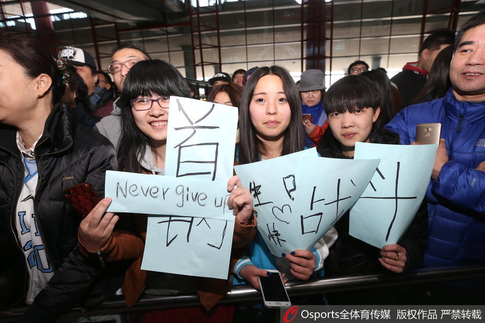 在一片欢笑声中，队友莫里斯将巨大的生日蛋糕拍向马布里的脸庞，奶油四溅。孙悦在一旁手持奶油准备二次‘袭击’，更衣室里的其他队员笑得前仰后合，气氛热烈。