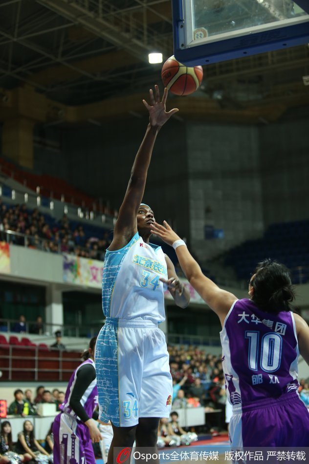 邵婷在人群中穿梭，轻巧地完成一次高难度低手上篮，动作舒展宛如翩翩起舞