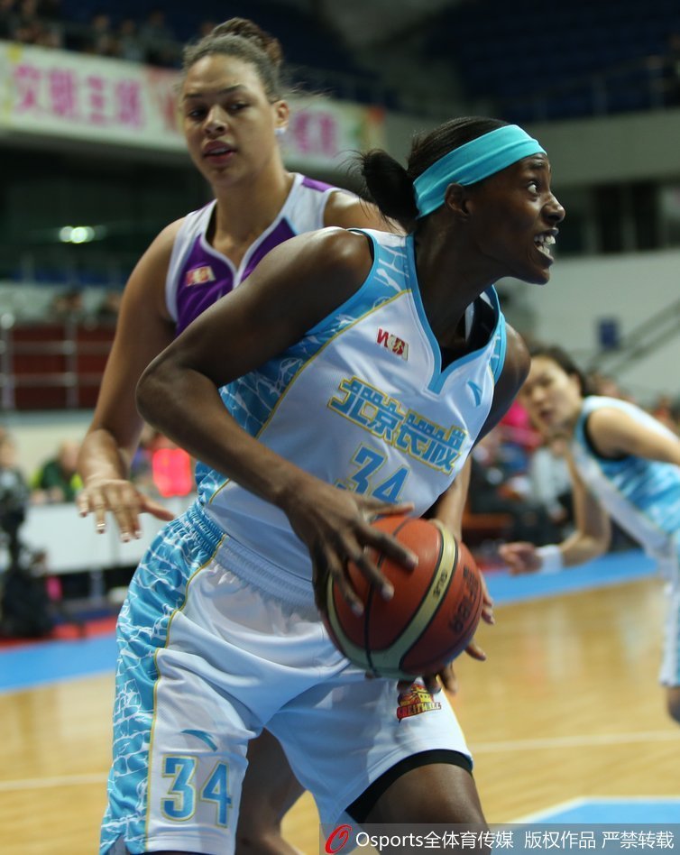 北京队福尔斯迎着防守强起，完成一次势在必得的篮下进攻，展现出内线巨无霸的统治力