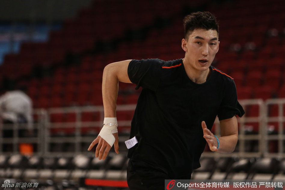 老将刘炜在罚球线上轻松出手，表情从容不迫，展现出久经沙场的大将之风