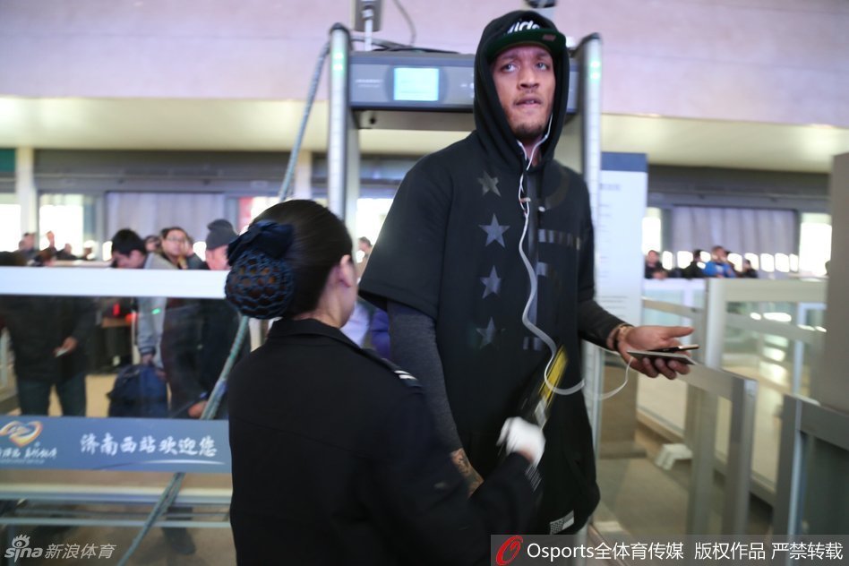 一位戴着眼镜的资深球迷在人群中高高举起印有比斯利封面人物的大篇幅篮球杂志，仿佛在用这种方式告诉偶像：你在我们心中永远是主角。