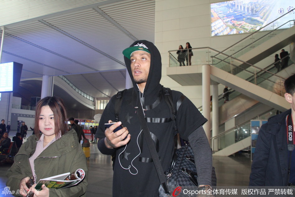 带着山东球迷满满的祝福与不舍，比斯利即将踏上返回美国的班机，临行前他与随行人员边走边聊，准备登上高铁，告别这片奋斗了一年的土地。