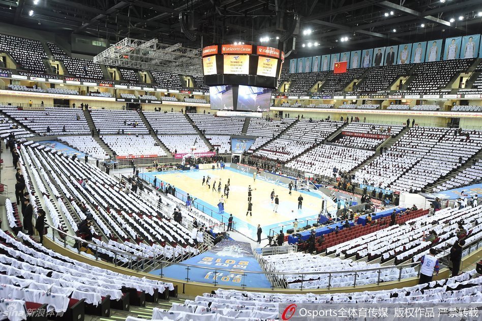 北京队主场五棵松体育馆全景，看台上整齐划一摆满了白色的助威衫，场面极为壮观，静待球迷入场。
