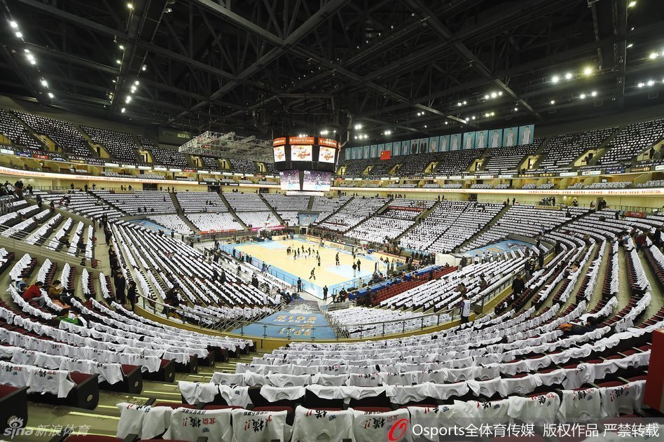 比赛进行到激烈处，看台上身着白色衣衫的球迷们集体起立欢呼，为北京首钢队的每一次进攻呐喊助威。