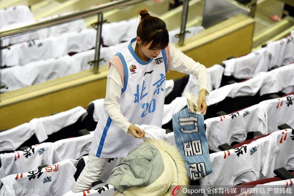 赛后五棵松场馆外，情绪激动的球迷与安保人员聚集在一起，现场气氛紧张，为这场失利后的夜晚增添了遗憾。