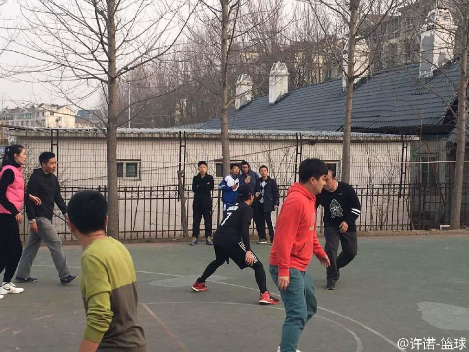 前女篮国手许诺在球场上对镜自拍，高挑的身材和出众的气质让她在人群中格外亮眼，无愧于“女篮颜值标杆”的称号。