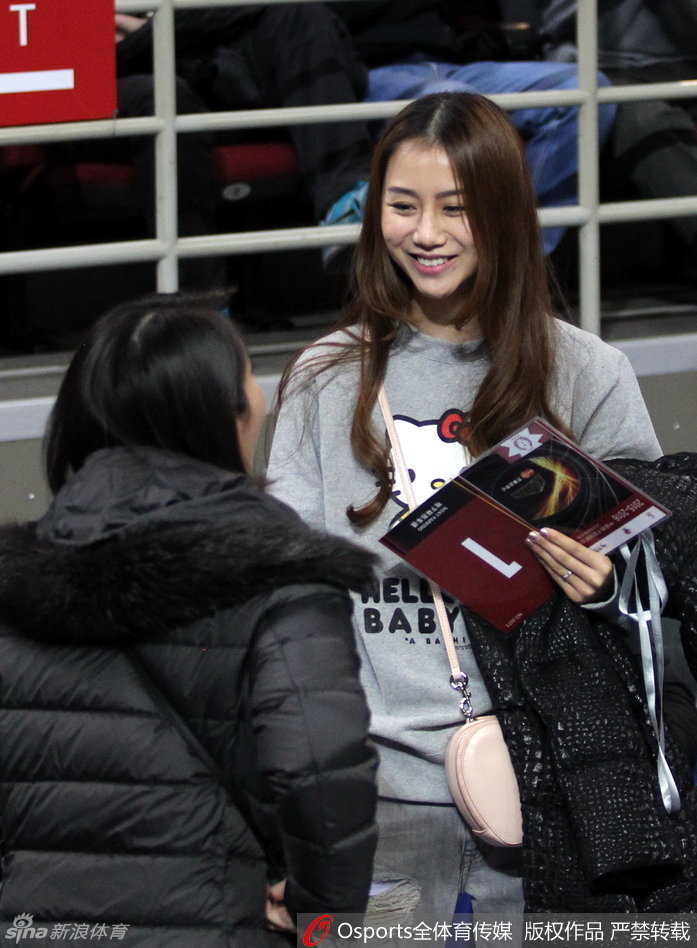 陈露在人群中回眸，眼神清澈而坚定，即使比赛结果不尽人意，她的神情中依然透露出对家人的支持与对未来生活的笃定。