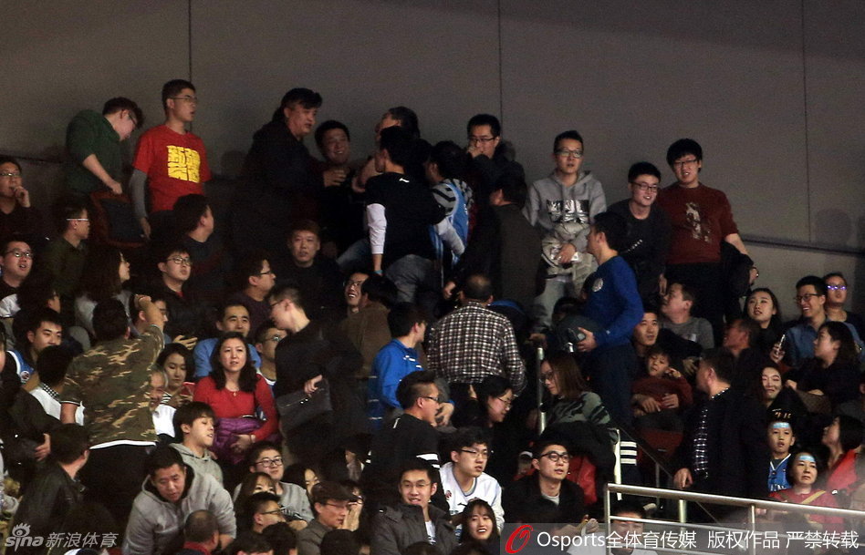五棵松体育馆内人声鼎沸，身穿白色球衣的北京首钢球迷与身着灰色上衣的安保人员纠缠在一起，情绪激动的球迷试图冲破防线，现场气氛紧张到凝固。