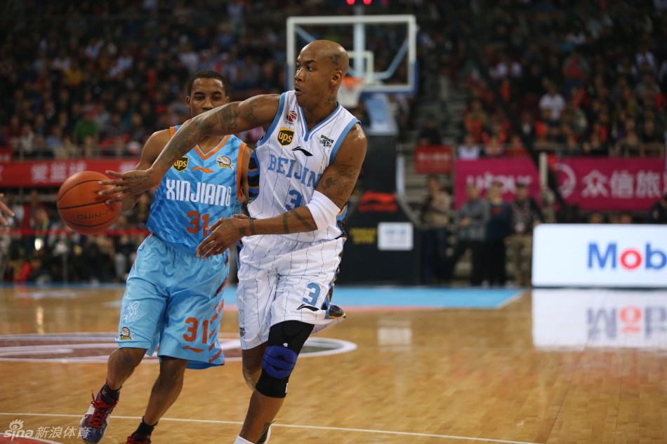 吉喆与周琦在篮下进行激烈的身体对抗，两人肌肉紧绷，为每一个篮板球拼尽全力