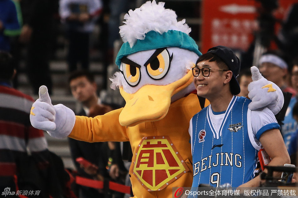 身披超人同款‘煎’字战袍的霹雳鸭，化身‘煎饼鸭’在球场边等待它的偶像，圆滚滚的身材里藏着满满的诚意。