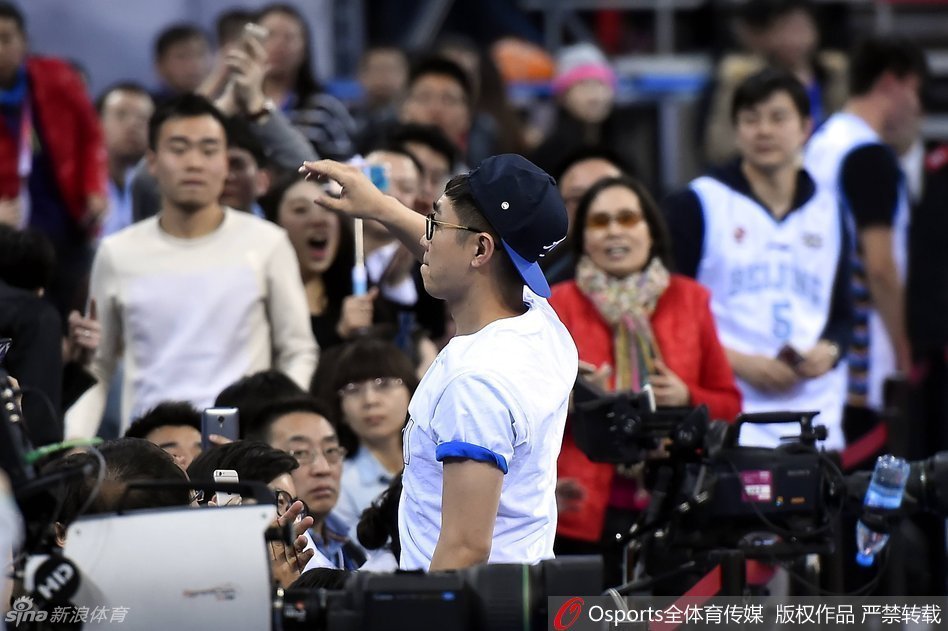 完成了赛场惊喜任务的‘煎饼鸭’和大鹏并肩而立，面向镜头留下合影，一个笑容灿烂，一个呆萌可爱，定格了这难忘的跨界之缘。