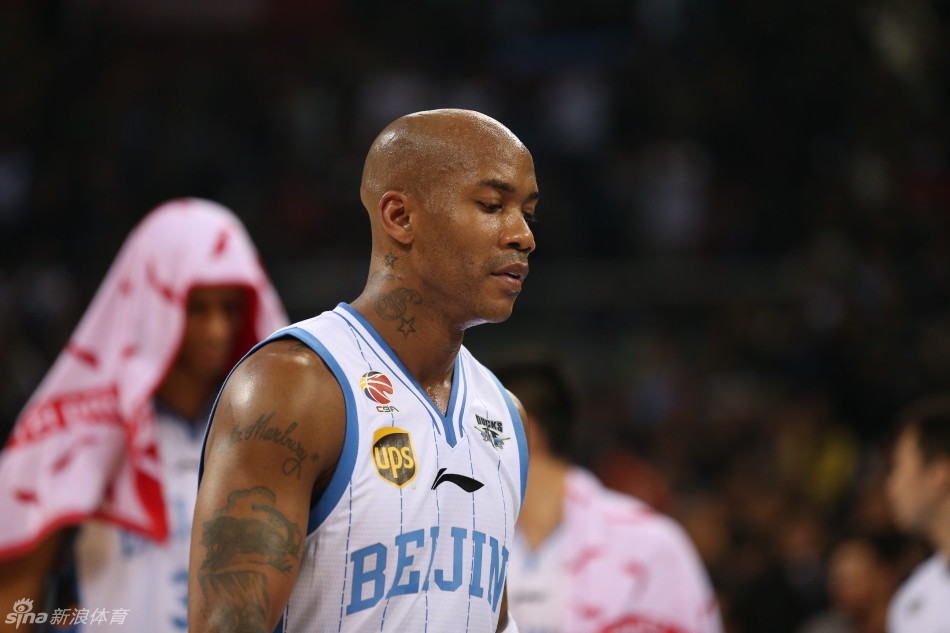 西热力江在关键时刻完成抢断后，握拳怒吼，他的决绝一击几乎粉碎了卫冕冠军的希望