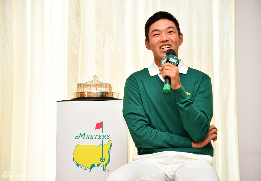 金诚在发布会现场从容不迫地回答中外记者提出的各类问题