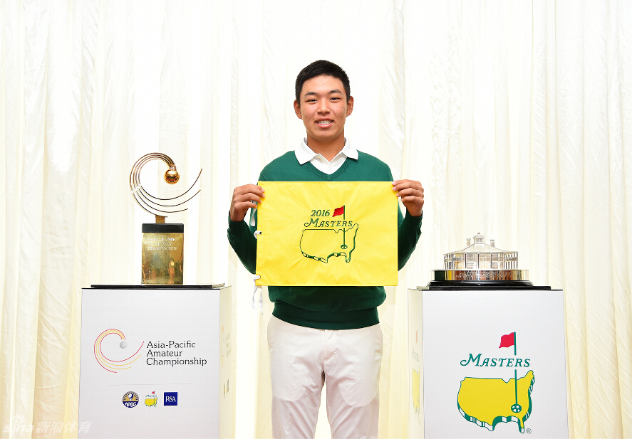 金诚面带微笑,亲手举起象征着高尔夫至高荣誉的美国大师赛果岭旗