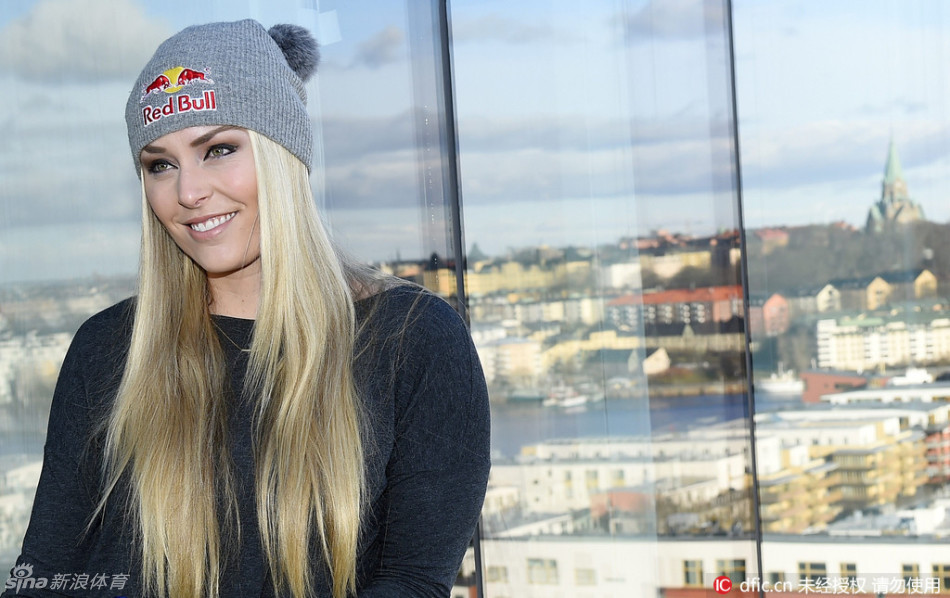 沃恩身着优雅晚装侧身而立,展现出流畅的侧脸线条与健美挺拔的身姿,动人气质尽显