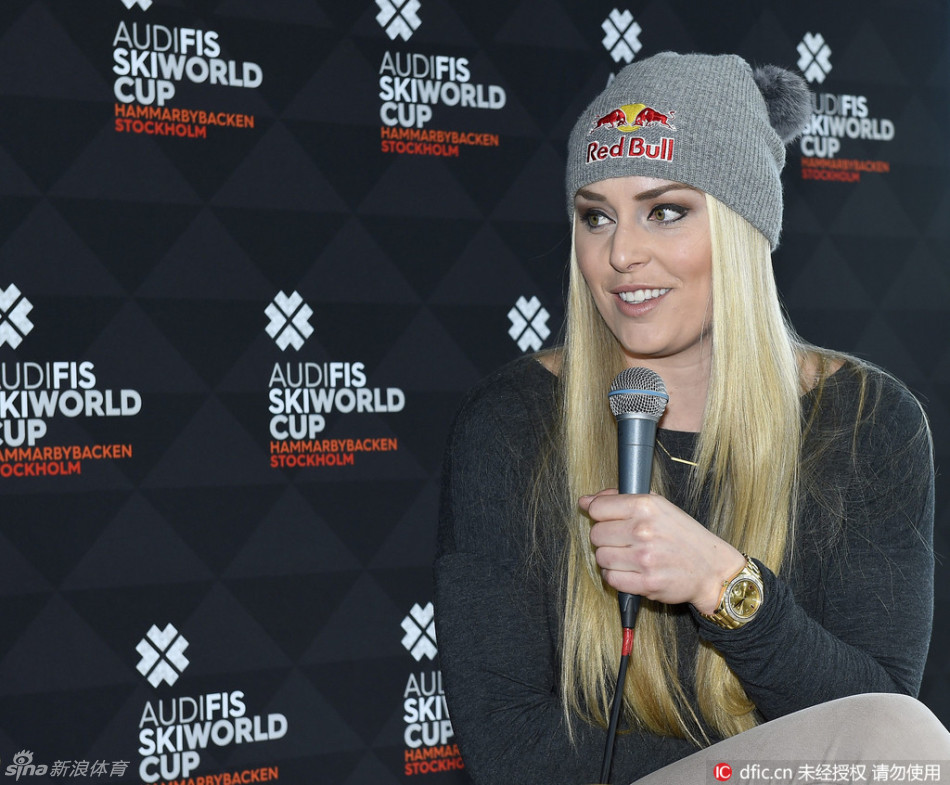 林赛·沃恩在聚光灯下向观众挥手致意,姿态从容大方,尽显国际体育巨星的非凡气场