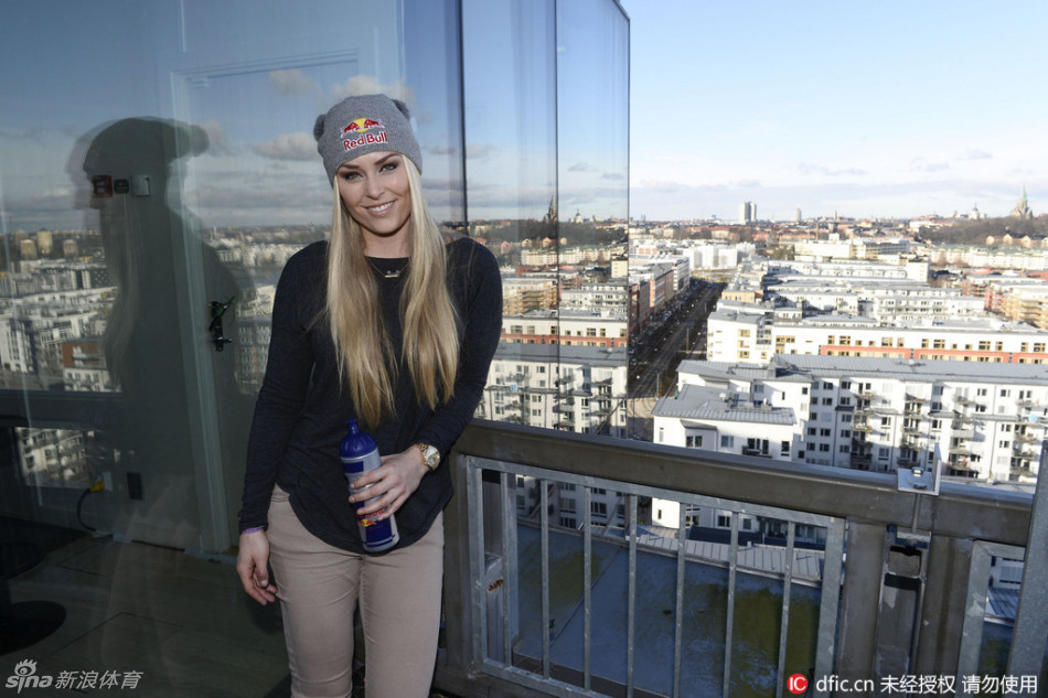 沃恩与友人交谈时开怀大笑,露出洁白牙齿,笑容极具感染力,瞬间拉近了与周围人的距离