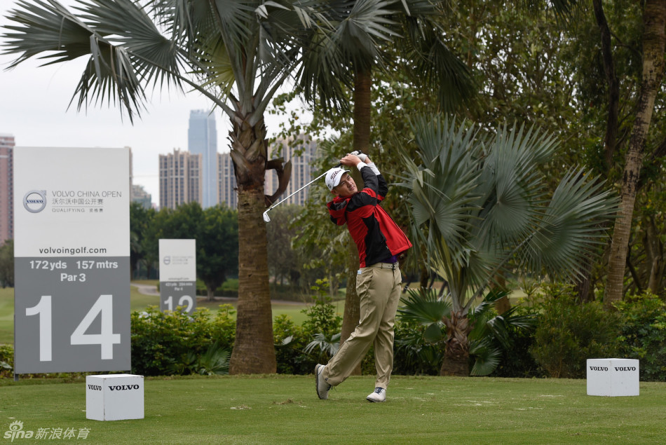 牟钟豪挥杆开球瞬间，白色小球在绿茵场上划出清晰弧线