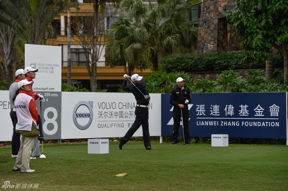 委内瑞拉球员姆瑞罗专注凝视前方，为下一杆击球做最后准备