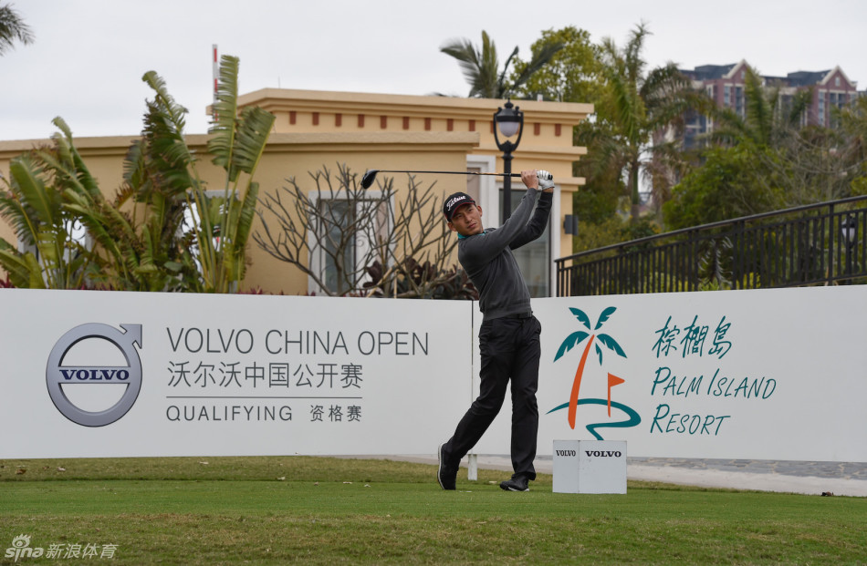 一名球员完成沙坑救球练习，沙粒在阳光下飞扬