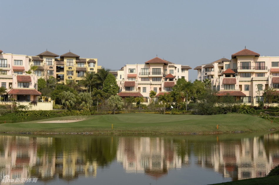 黄昏时分棕榈岛球场景色宁静，与日间紧张的练习氛围形成对比