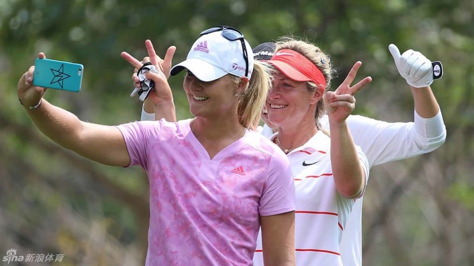 泰装展示环节全景，各国球员齐聚一堂，宛如一场小型时装秀，庆祝赛事十周年里程碑。