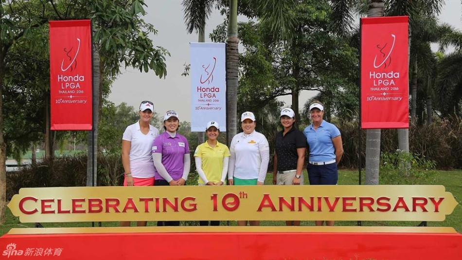 多位LPGA球员并肩站立，五彩缤纷的泰丝服饰宛如一朵朵盛开在绿茵场上的热带鲜花。