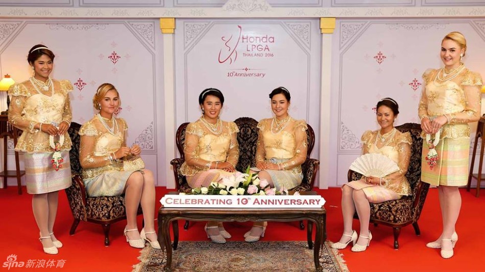 安娜·诺德奎斯特笑容灿烂，举着手机与身着泰装的同伴欢乐自拍，记录下这难忘的瞬间。