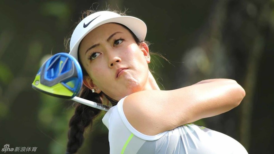 球员们细心整理着彼此的泰装衣角，互动间流露出的友谊与默契超越了比赛竞争。