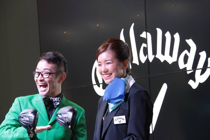 藤田光里身着深蓝色空姐制服，侧身回眸嫣然一笑，优雅气质中透出几分俏皮