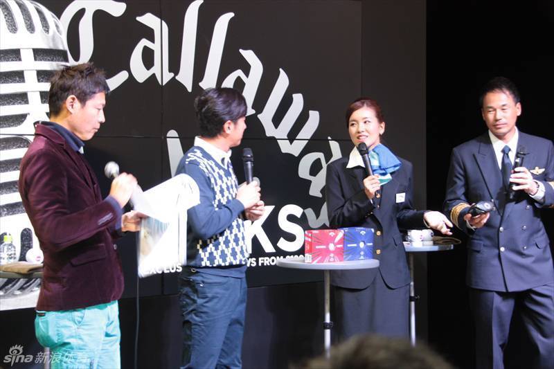 藤田光里认真聆听记者提问，手持话筒，眼神专注，甜美笑容如春风拂面