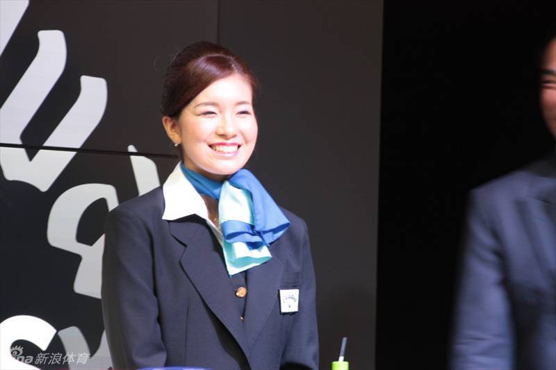 藤田光里化身专业向导，手持一支高尔夫球杆，正细致地向观众讲解其科技特点