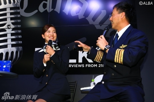 藤田光里结束讲解后，对观众挥手致意，制服袖口微微卷起，显得干练又亲切