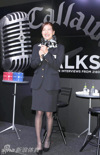 藤田光里开怀大笑，眼睛弯成月牙，笑容极具感染力，仿佛能驱散所有阴霾