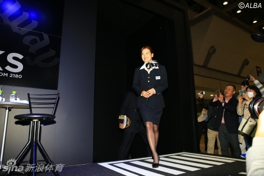 活动结束，藤田光里与现场团队开心合影，她站在中心位置，笑容灿烂，气氛温馨融洽