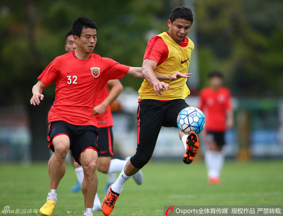 在墨尔本明媚的阳光下，加纳前锋吉安正在训练中舒展身体，用脚底稳稳卸下高空球，脸上洋溢着轻松自信的笑容，仿佛预示着在亚冠赛场上将全力以赴。