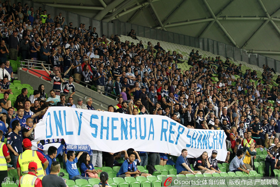 一群身著醒目藍色戰袍的申花擁躉，在澳洲的午後陽光下高舉圍巾，他們的橫幅上寫著關於城市代表的宣言，神情專注而熾熱，仿佛將上海灘的德比戰火直接引到了南半球。