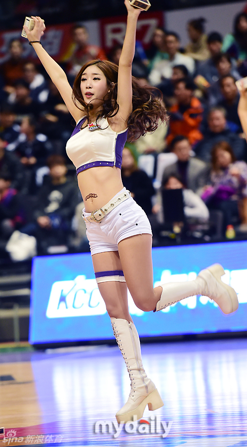 姐妹齐心，其利断金。两位宝贝跪地秀出美腿长靴，妩媚身姿让人移不开眼