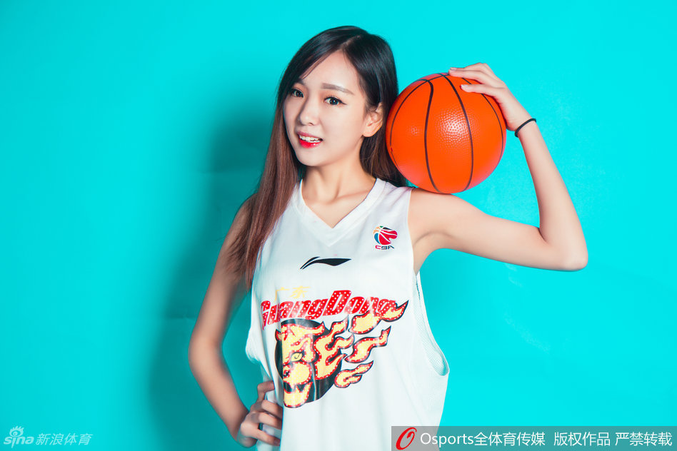 比赛暂停间隙，宏远宝贝们面向观众席摆出可爱的造型，清纯的笑容极具感染力，她们是激烈比赛中让观众放松心情的靓丽风景线