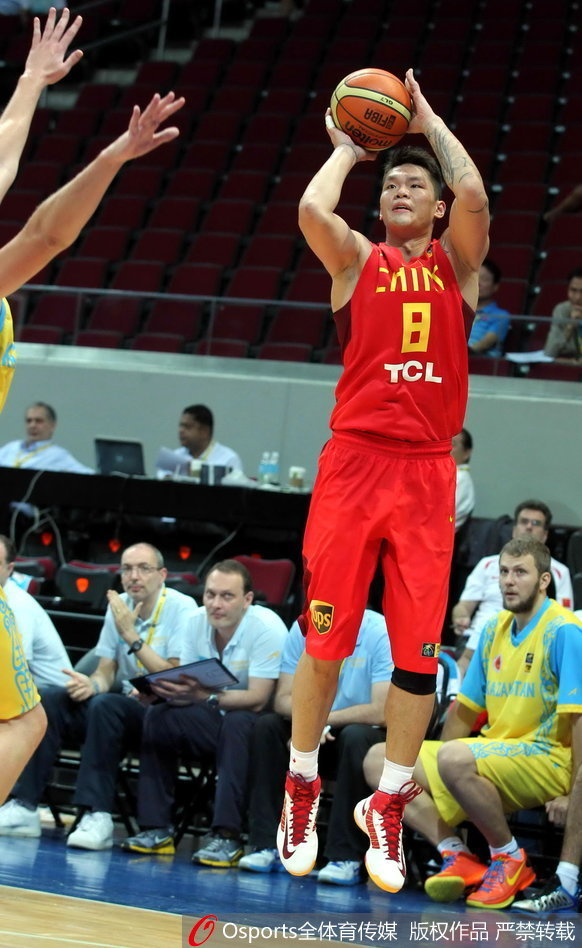 身披国家队战袍的陈江华，在面对哈萨克斯坦的严密防守时，依然选择坚定地持球突破，试图撕裂对手的防线。