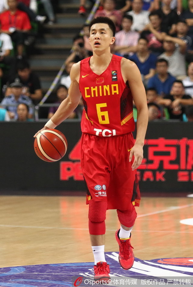 周鹏在底角接到队友传球，无视黎巴嫩防守球员的扑防，坚决起跳出手三分，皮球空心入网，现场爆发出一阵雷鸣般的欢呼。