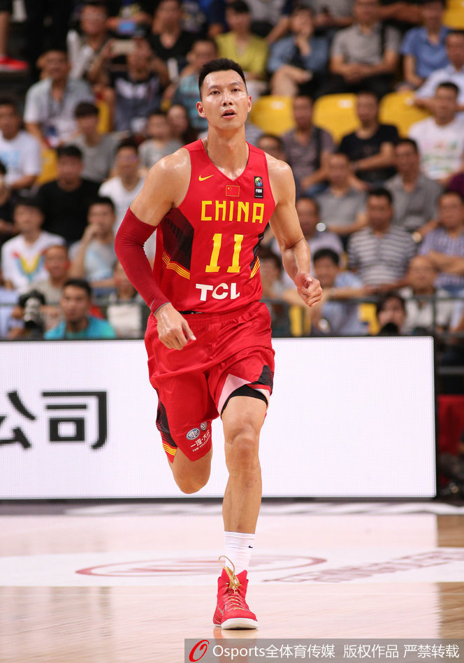 在长沙主场球迷的山呼海啸中，易建联高高跃起，像展开翅膀的雄鹰，以一记势大力沉的单手劈扣终结进攻，点燃了全场激情。