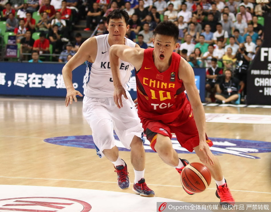 郭艾伦面对黎巴嫩队的防线，一个漂亮的变向后杀入内线，在空中与对手发生身体对抗后依然稳稳将球放入篮筐。