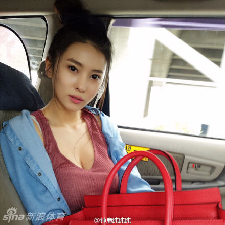 回顾车展现场的钟鹿纯，一身干练装束站在豪车旁，瞬间切换回顶级车模模式，气场强大，专业范儿十足。