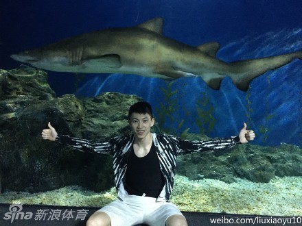 夜色中的魅惑自拍，钟鹿纯对着镜头做出俏皮表情，昏黄灯光下的她既有少女的清纯，又透露着成熟女性的迷人韵味。