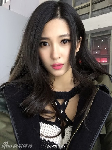 刘晓宇携女友游泰国 钟鹿纯渔网装秀好身材_高清图集