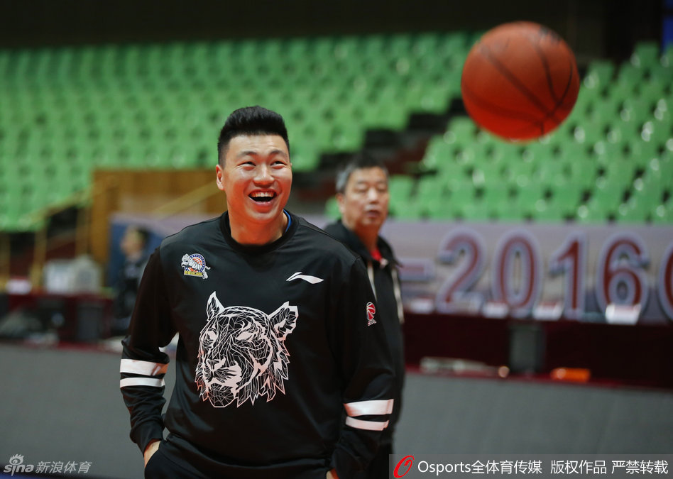 李根心情大好，在训练中露出标志性的灿烂笑容，经历风雨后的他显得愈发从容。